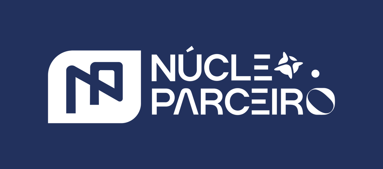 Logótipo branco da Núcleo Parceiro sobre Azul Noturno Profundo